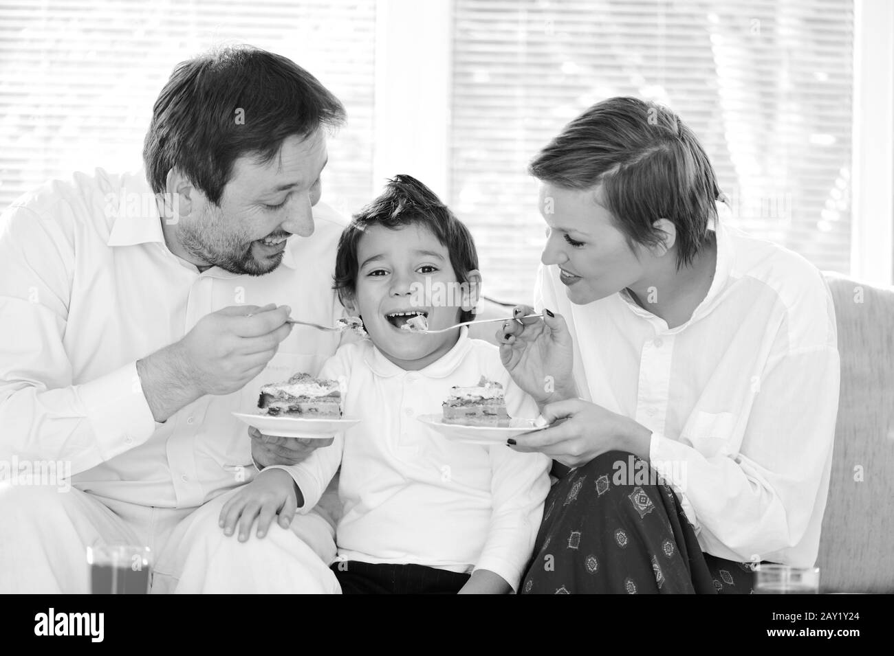 Buon compleanno di famiglia celebratin figlio Foto Stock