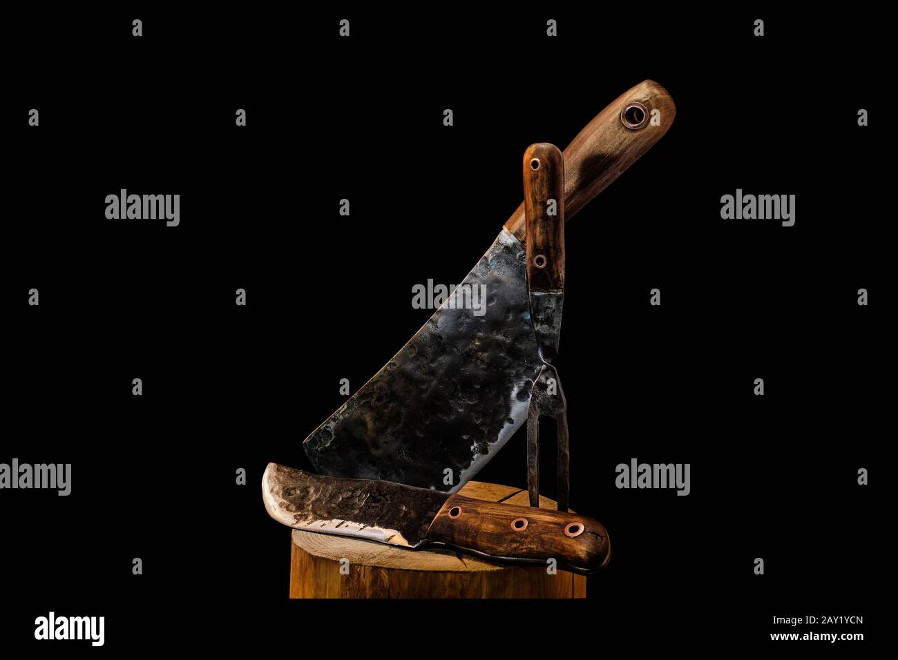 Rustico di carne di macellaio coltello, cleaver e forcella su sfondo nero Foto Stock