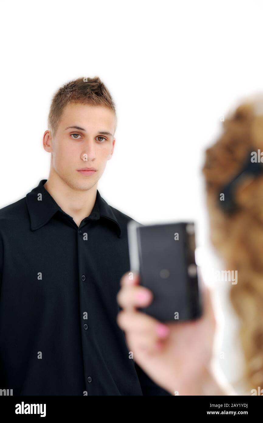 Ragazza scattando foto di felice ragazzo sorridente Foto Stock