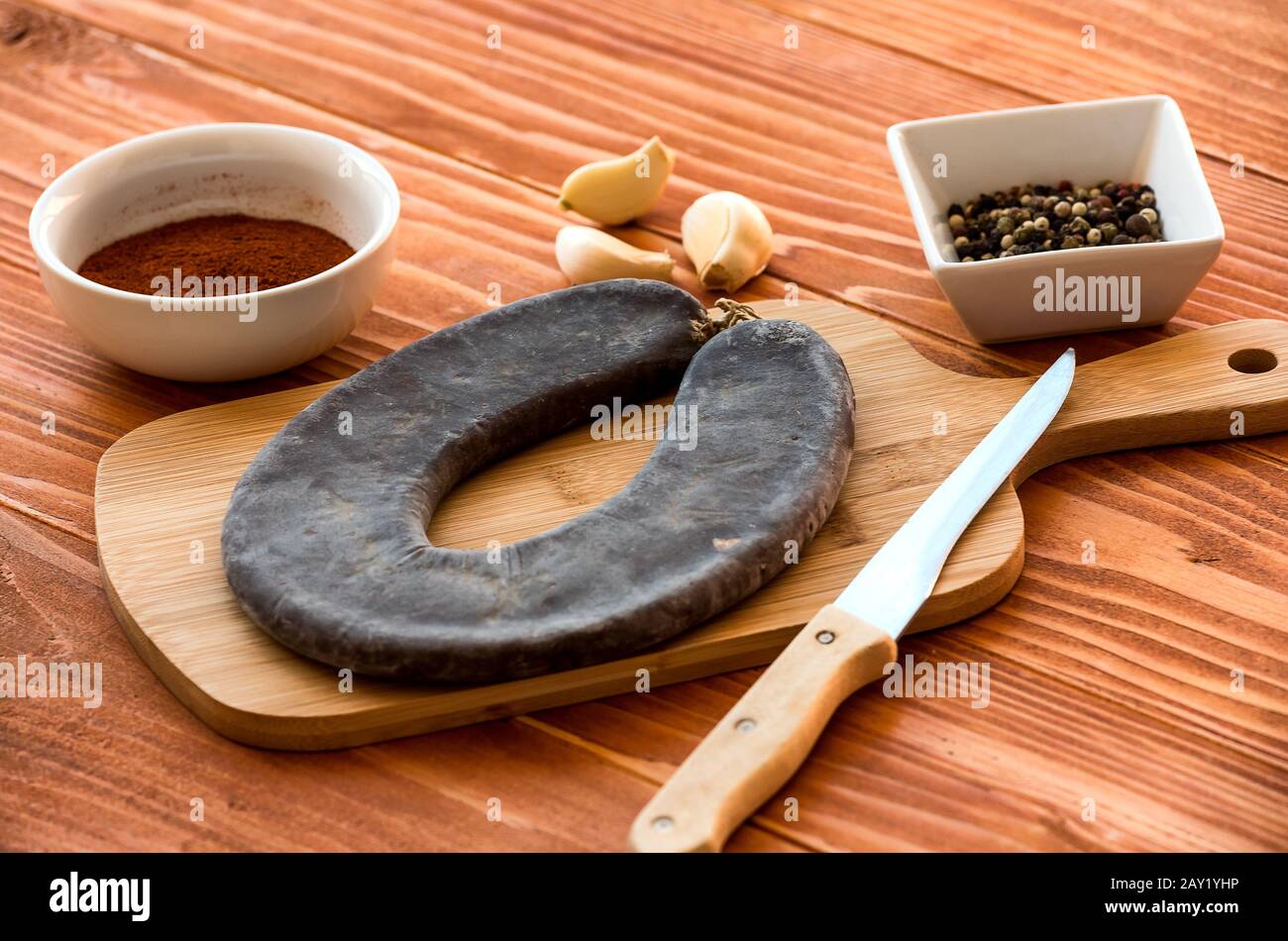 Speciale salsiccia a ferro di cavallo Pirot - Peglana Pirotska kobasica, a base di carne di vitello, pecora e capra, con aggiunta di aglio, pepe misto Foto Stock