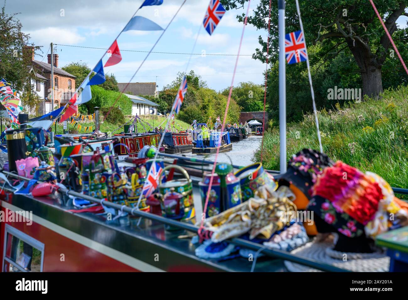 Gli ospiti godono di buone condizioni meteorologiche a Whitchurch Canal Festival sul braccio Whitchurch off il Shropshire Union Canal in Shropshire. Foto Stock