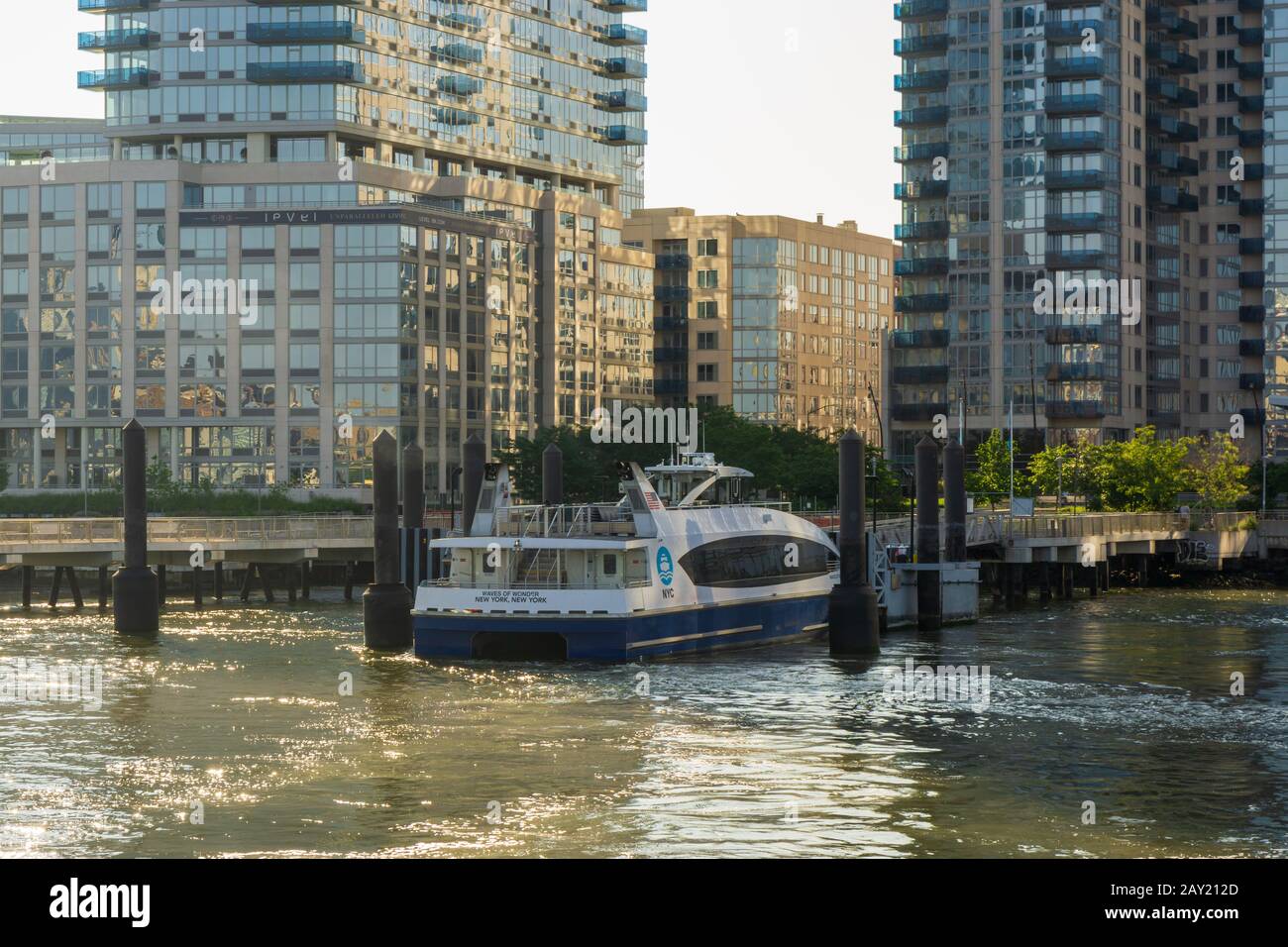 New York, Stati Uniti - 20 agosto 2018: Una barca NY Ferry attracca alla fermata North Williamsburg del traghetto di fronte all'Edge Condominium a New York City Foto Stock