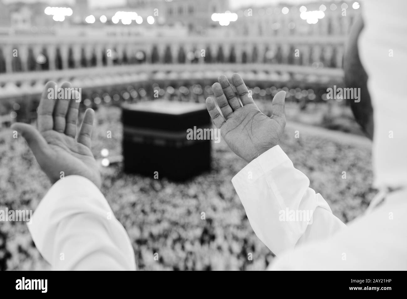 Musulmano che prega a Mekkah con le mani in su Foto Stock