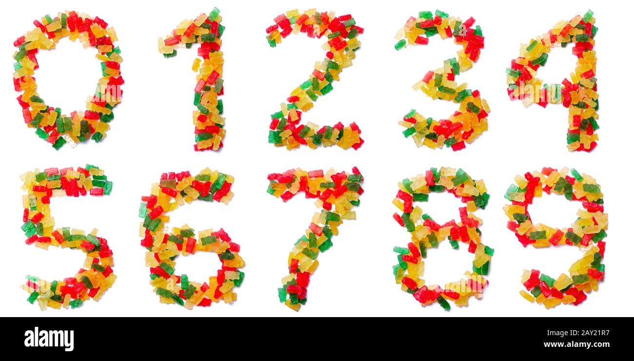 Numeri arabi da marmellata da masticare multicolore su sfondo bianco isolato. Modello di cibo fatto ffrom bambini dolci orsi. Alfabeto brillante Foto Stock