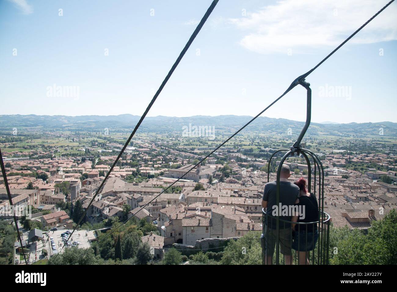 Funivia Colle Eletto da Gubbio alla Basilica di Sant Ubaldo sul Monte  Ingino nel centro storico di Gubbio, Umbria, Italia. 1 Agosto Foto stock -  Alamy