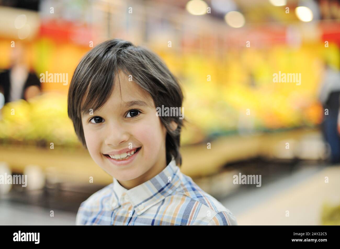 Bel ragazzo sorridente in un negozio di alimentari Foto Stock