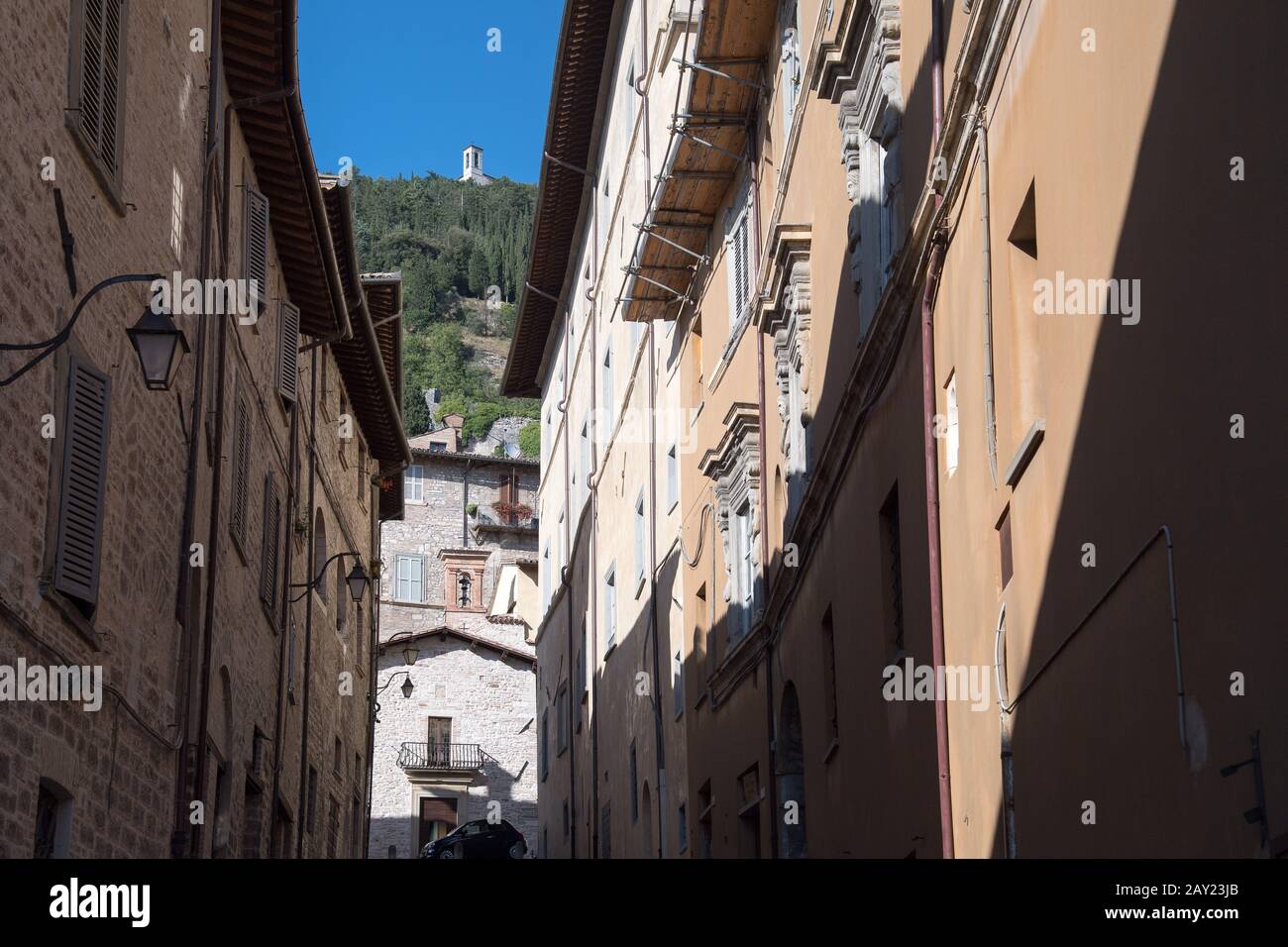 Basilica di Sant'Ubaldo (Basilica di Sant'Ubaldo) costruita nel XVI secolo sul Monte Ingino e centro storico di Gubbio, Umbria, Italia. Agosto 18th 2019 Foto Stock