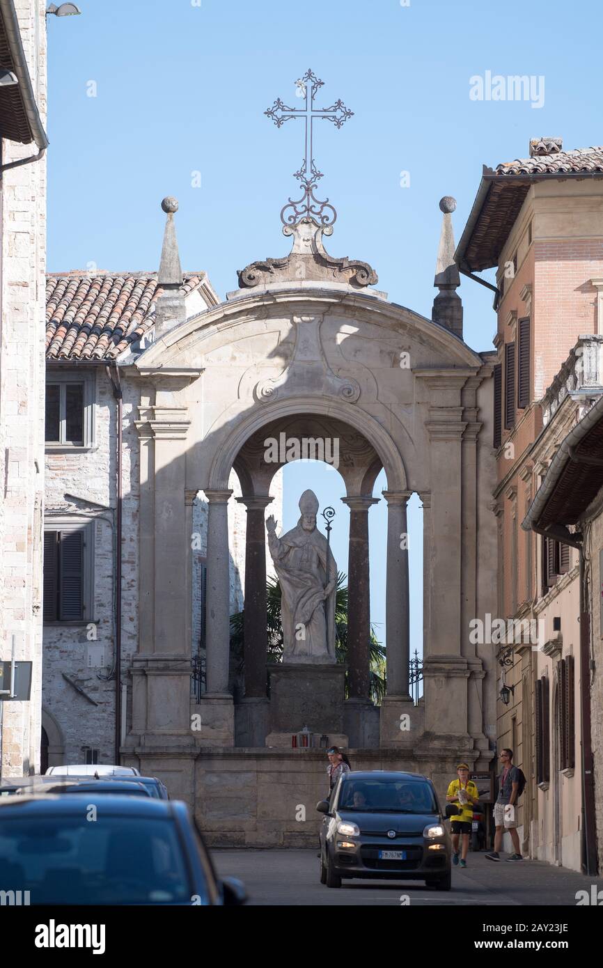 Statua di San Ubaldo XVIII nel centro storico di Gubbio, Umbria, Italia. Agosto 18th 2019 © Wojciech Strozyk / Alamy Stock Photo Foto Stock