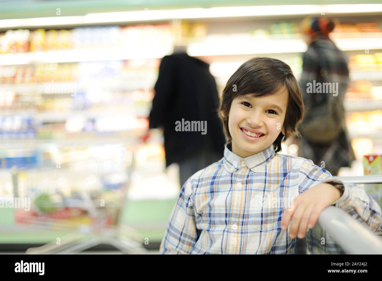 Ragazzo nel supermercato Foto Stock