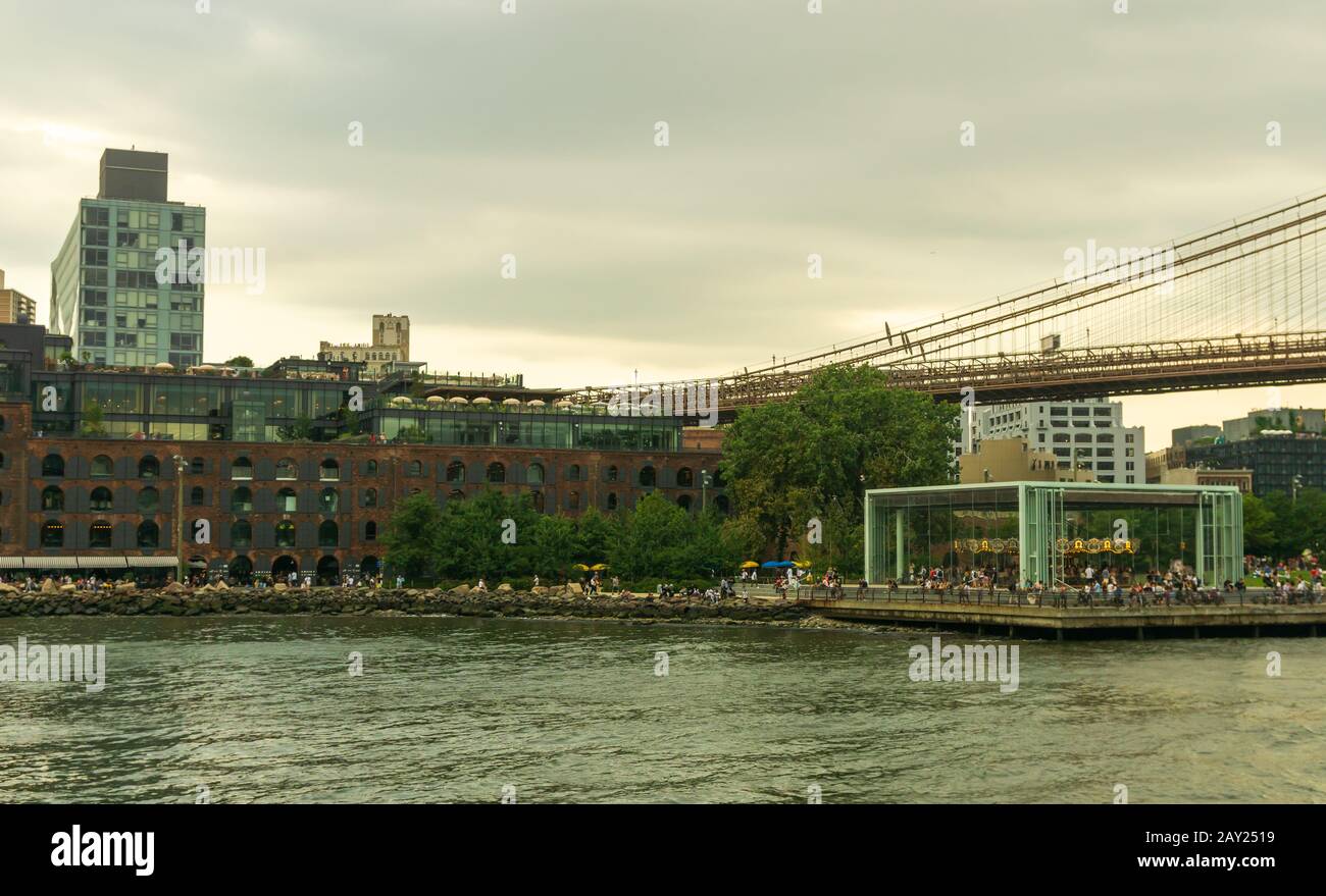 New York, Stati Uniti d'America - 20 agosto 2018: Empire Fulton Ferry Park visto dal fiume East a New York City Foto Stock