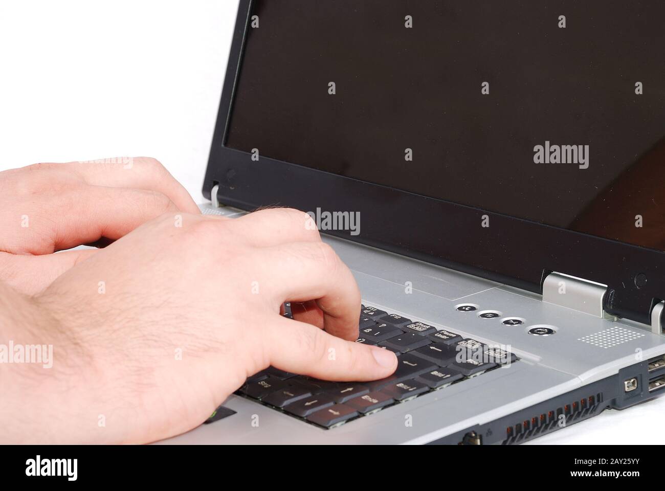 Digitazione veloce a mani maschili sul laptop Foto Stock