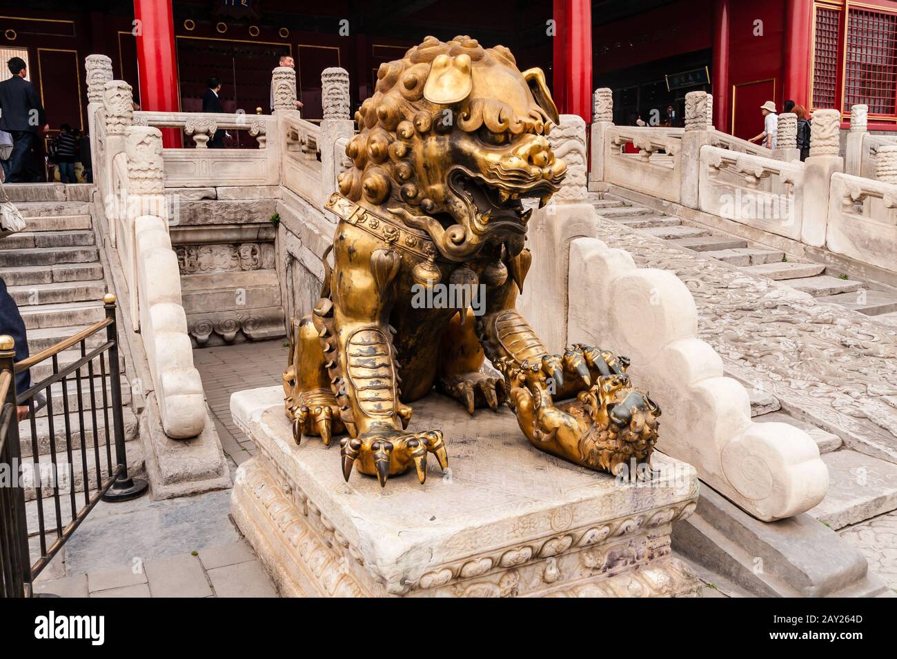 Una scultura dorata di leone cinese fuori dalla porta Della Purezza celeste, Città Proibita, Pechino Foto Stock