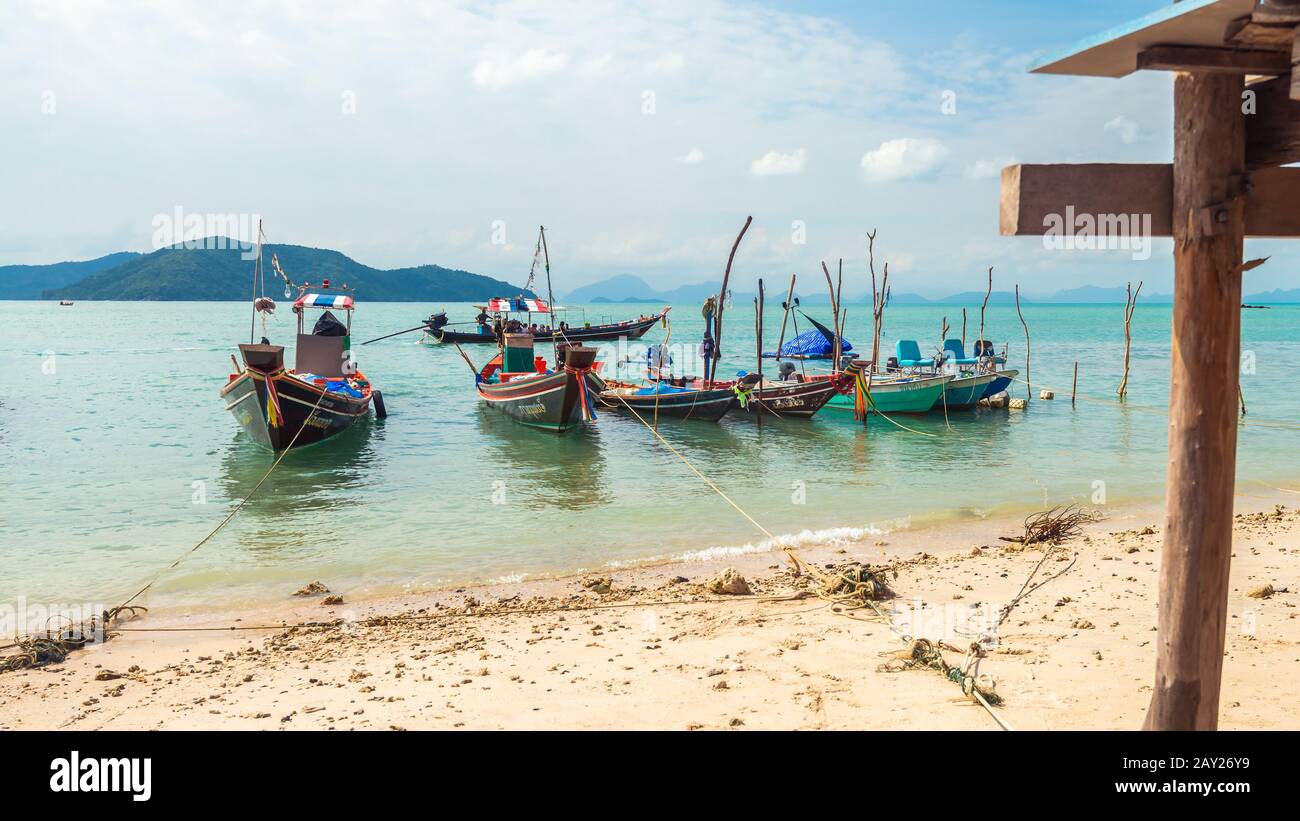 Koh Samui, Thailandia - 2 gennaio 2020: Autentiche barche da pesca tailandesi ormeggiate alla spiaggia di Thong Krut a Taling Ngam in un giorno Foto Stock