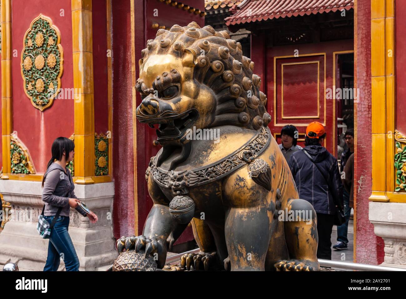 Una scultura dorata di leone cinese fuori dalla porta Della Purezza celeste, Città Proibita, Pechino Foto Stock