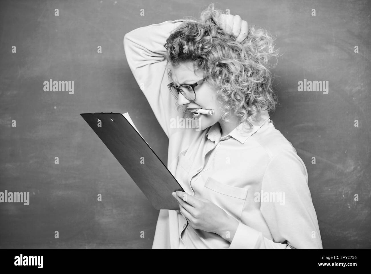Progetto scuola. Il tutor compiti di controllo. Donna smart lady tenere documenti tablet. Leggere il profilo personale. Saggio di stima dei richiedenti. Insegnante di letteratura leggere composizione. Leggere impressionando riprendere. Foto Stock