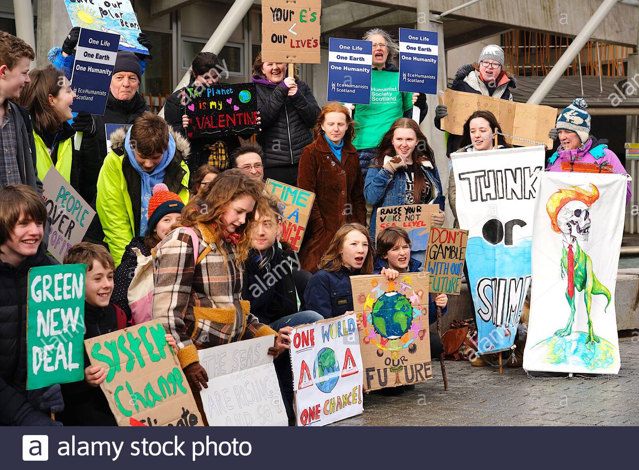 Edimburgo, Scozia, Regno Unito. 14th Feb 2020. Edinburgh Youth Valentine’s Day rally sul clima al di fuori del Parlamento scozzese a Holyrood. Credito: Craig Brown/Alamy Live News Foto Stock