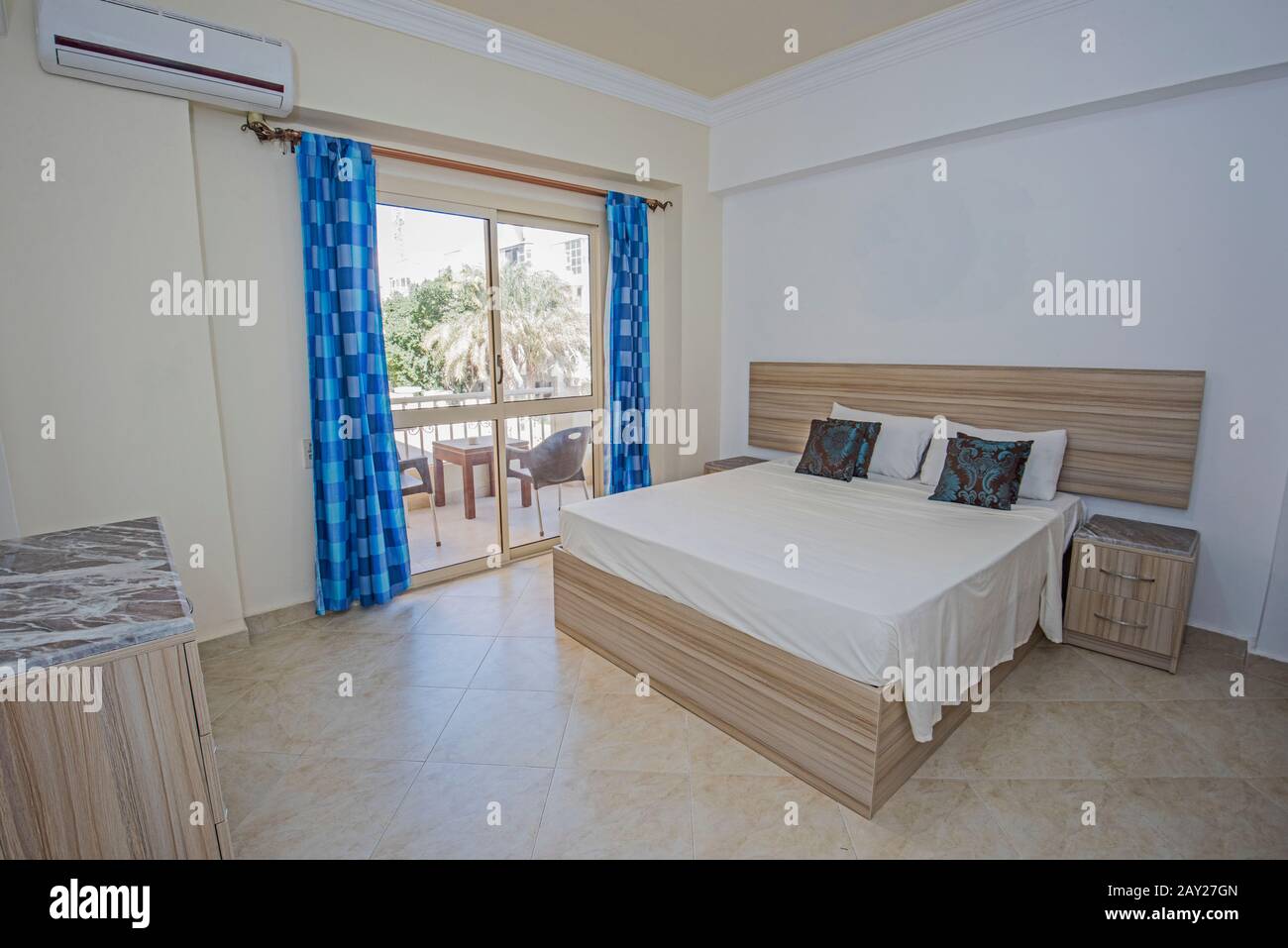 Interior design decor e arredamento di un appartamento di lusso Camera da letto con letto matrimoniale e balcone Foto Stock