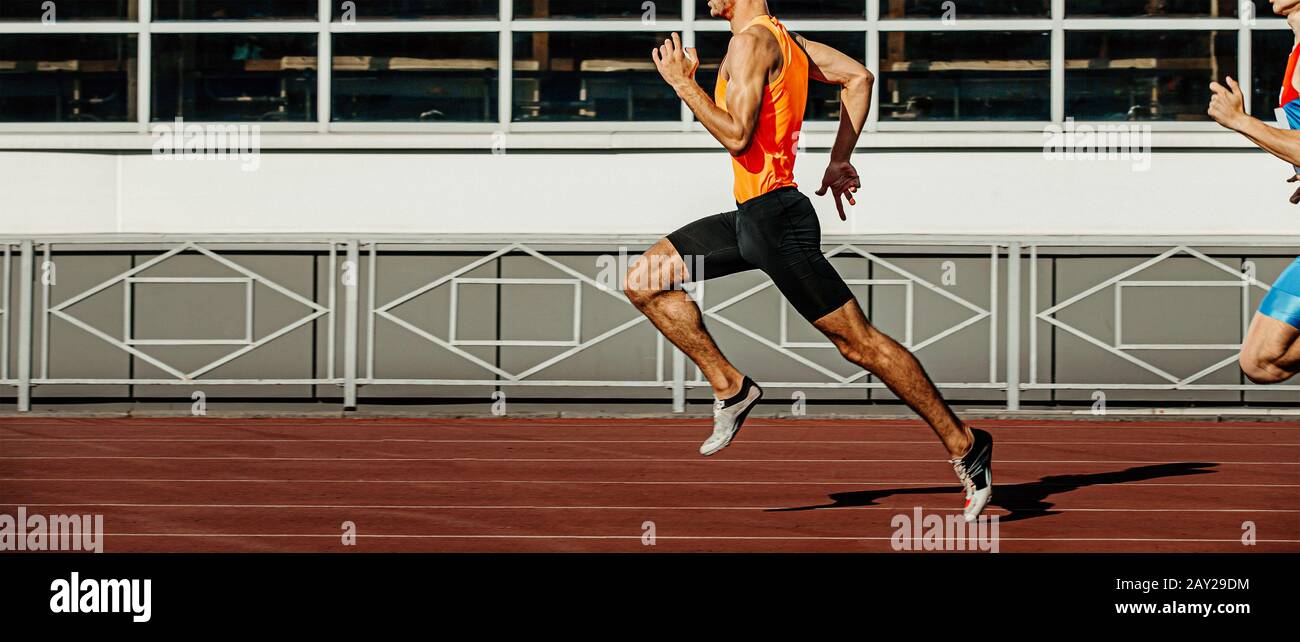 gara atletica maschile corridori sprinter in pista Foto Stock