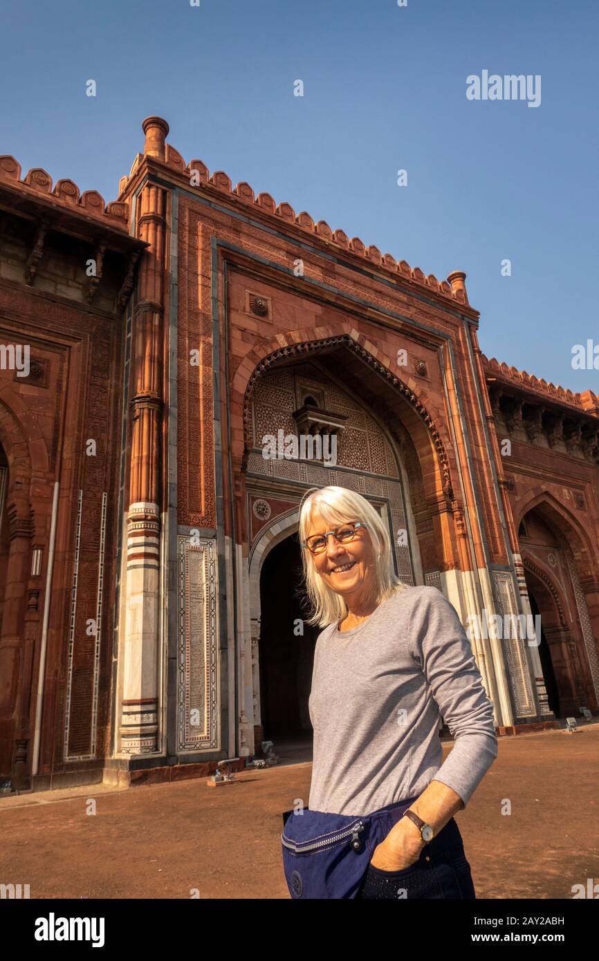 India, Uttar Pradesh, Nuova Delhi, Purana Qila, Forte di Mughal-era vecchio, turista femminile al di fuori di Qila-e-Kuhna Masjid, Moschea costruita da Sher Shah sur nel 1541 f Foto Stock