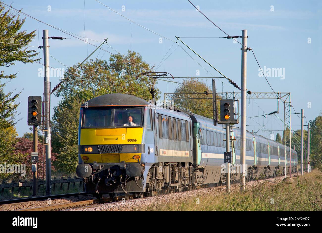 Una locomotiva elettrica di classe 90 numero 90009 che lavora un servizio National Express East Anglia a Marks Tey sulla Grande linea principale orientale. Foto Stock