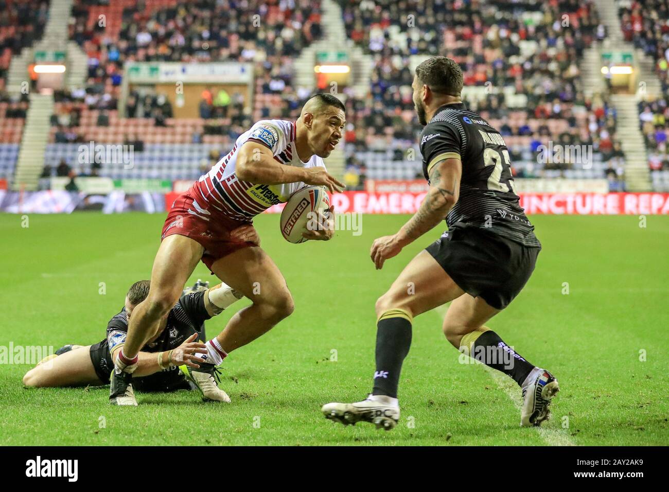 13th Febbraio 2020, DW Stadium, Wigan, Inghilterra; Betfred Super League, Wigan Warriors / Toronto Wolfpack : Thomas Leuluai (7) di Wigan Warriors in azione durante il gioco Foto Stock