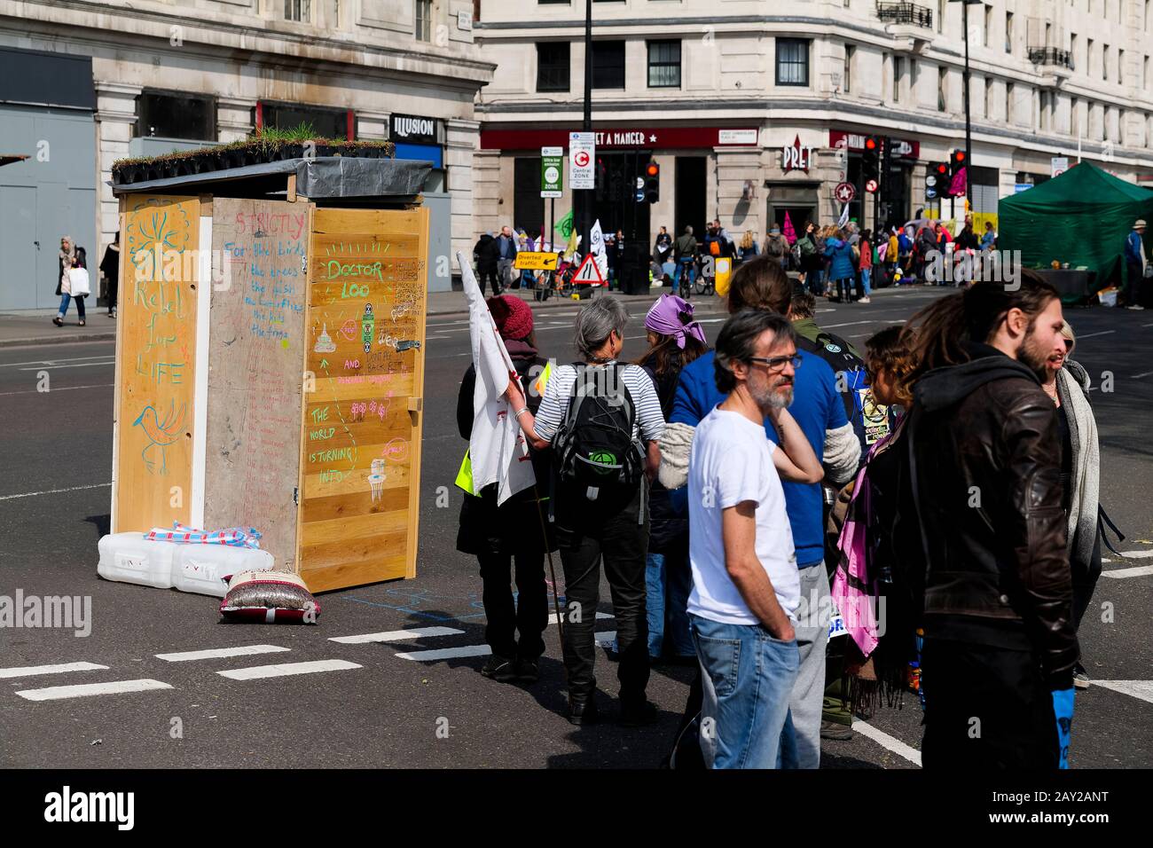 Londra, Regno Unito. Una toilette temporanea si trova al centro della strada a Marble Arch, mentre Londra si ferma come manifestanti con l'Estrinction Rebel Foto Stock