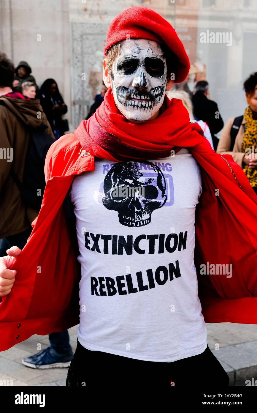 Londra, Regno Unito. Un protestante che indossa una t-shirt di estinzione Rebellion e una vernice a scheletro tiene aperta la sua giacca a Oxford Circus. Foto Stock