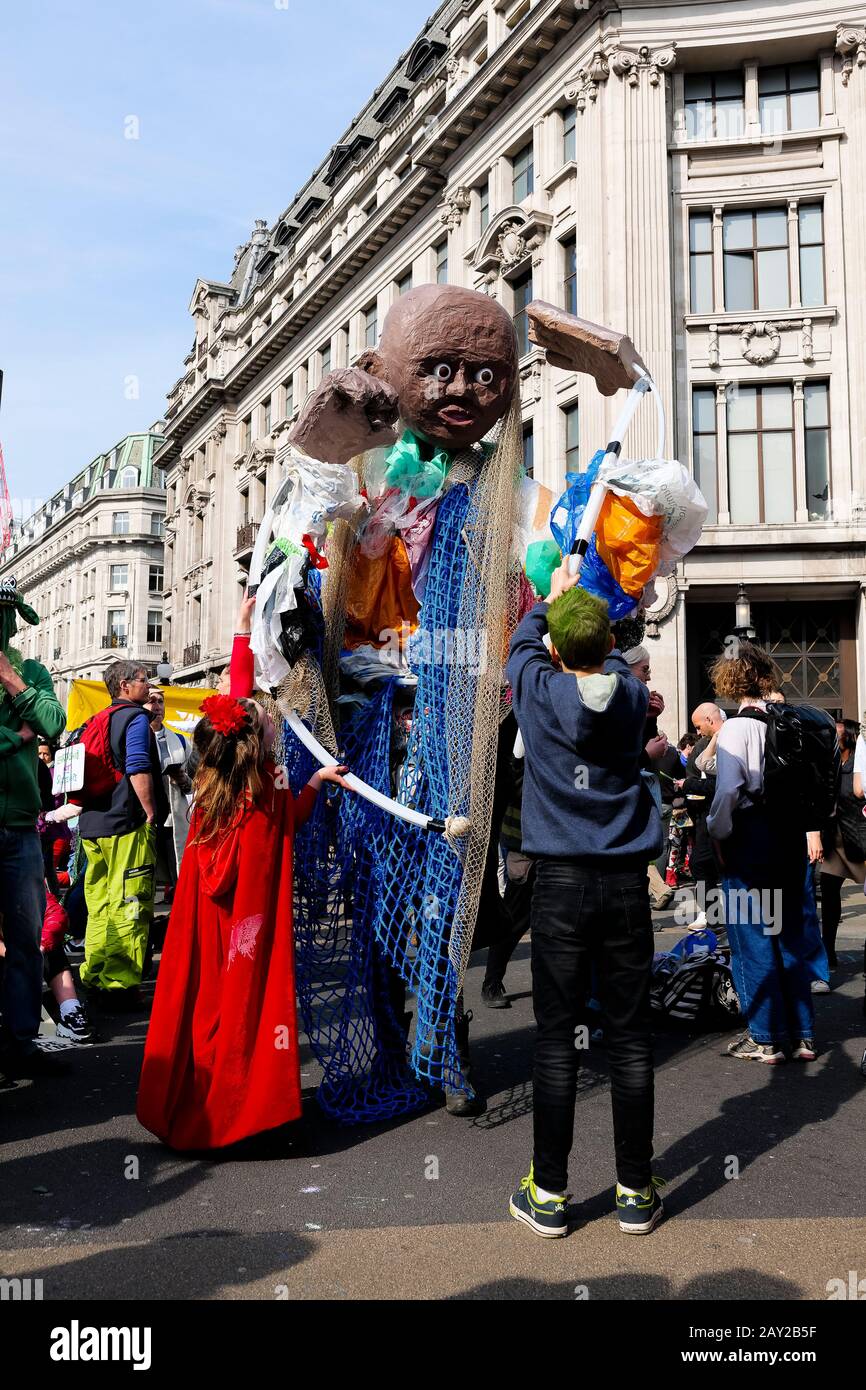 Londra, Regno Unito. Londra si ferma come manifestanti con la protesta della ribellione di estinzione affollano le strade. Foto Stock