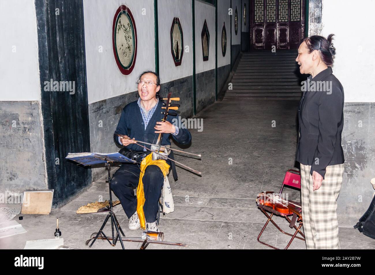 Artisti cinesi che eseguono una canzone tradizionale nel complesso del Palazzo d'Estate, Pechino Foto Stock