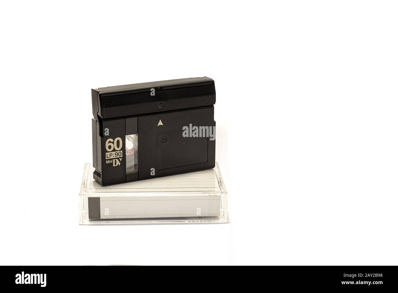 Primo piano del nastro Mini DV isolato su sfondo bianco Foto Stock