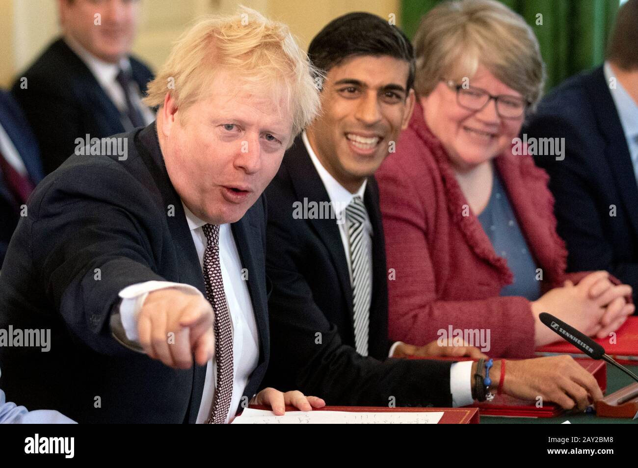 Il primo Ministro Boris Johnson (a sinistra), accanto al nuovo Cancelliere dello scacchiere Rishi Sunak (centro), e il Segretario Al Lavoro e alle pensioni Therese Coffey (a destra) durante il primo incontro del Gabinetto a 10 Downing Street, Londra, dal rimpasto. Foto Stock