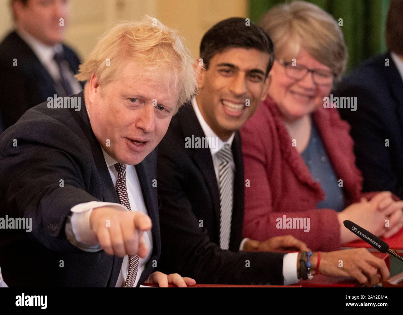Il primo Ministro Boris Johnson (a sinistra), accanto al nuovo Cancelliere dello scacchiere Rishi Sunak (centro), e il Segretario Al Lavoro e alle pensioni Therese Coffey (a destra) durante il primo incontro del Gabinetto a 10 Downing Street, Londra, dal rimpasto. Foto Stock