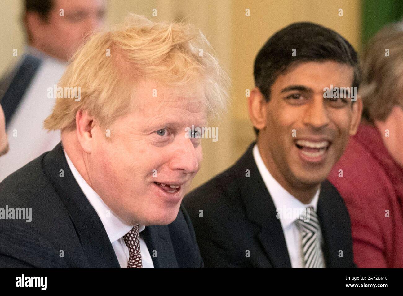 Il primo Ministro Boris Johnson, accanto al nuovo Cancelliere dello scacchiere Rishi Sunak (a destra), presiede il primo incontro del Gabinetto a 10 Downing Street, Londra, dal rimpasto. Foto Stock