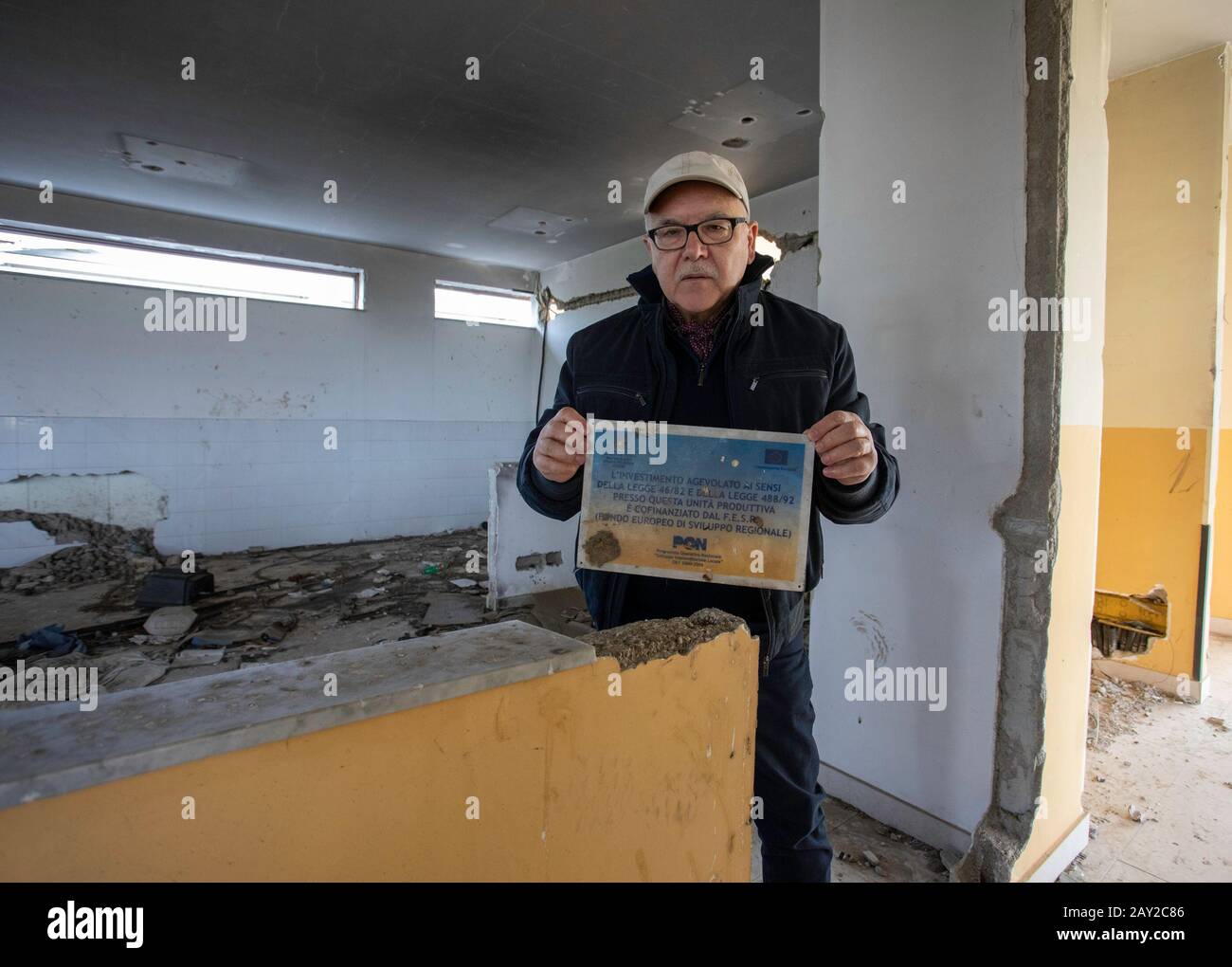 13/02/2020 Orta di Atella, Caserta LÕazienda per il compost costruita con i fondi europei oggi una discarica abusiva (e nessuno fa niente). Il rudere pieno di arti industriali che tutti i conoscono. E su cui nessuno interviene ed occhi metri ci sono colonne di frutta e vino come si vede dalle immagini sia dall'io che nelle vicinanze, e nessuno si preoccupa per il saluto dei consumatori e di chi abita nelle vicinanze visto che quasi ogni giorno vengono incendiati materiali tossici di tutti i tempi. Nella foto: Vincenzo TOSTI, Presidente DELLA FERMATA BIOCIDIO E CITTADINANZA E COMUNITÀ NE Foto Stock