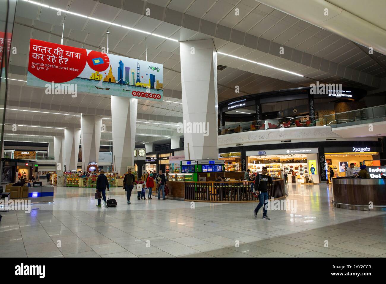 India, Nuova Delhi, trasporto, Indira Gandhi, Aeroporto Internazionale, passeggeri che passano i negozi della Lounge Partenze dell'aeroporto Foto Stock
