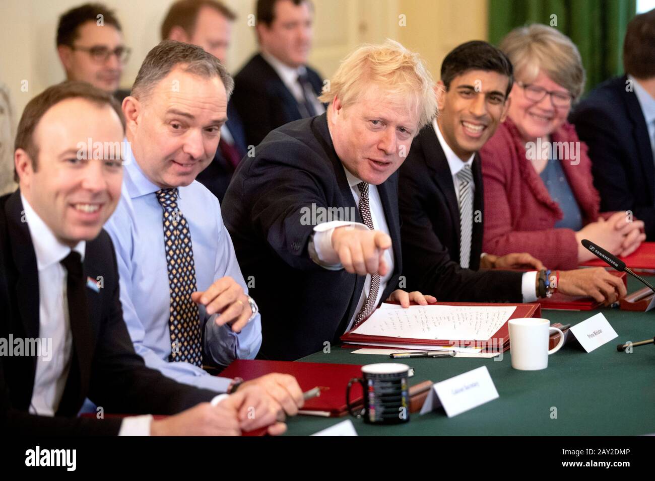 Il primo Ministro Boris Johnson (centro), accanto al nuovo Cancelliere dello scacchiere Rishi Sunak (seconda a destra), il Segretario del Gabinetto Mark Sedwill (seconda a sinistra), il Segretario Del Lavoro e delle pensioni Therese Coffey (destra) e il Segretario della Sanità Matt Hancock (sinistra) durante la prima riunione del Gabinetto al 10 Downing Street, Londra, dal rimpasto. Foto Stock