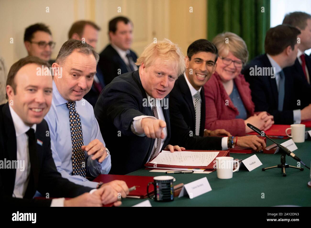 Il primo Ministro Boris Johnson (centro), accanto al nuovo Cancelliere dello scacchiere Rishi Sunak (seconda a destra), il Segretario del Gabinetto Mark Sedwill (seconda a sinistra), il Segretario Del Lavoro e delle pensioni Therese Coffey (destra) e il Segretario della Sanità Matt Hancock (sinistra) durante la prima riunione del Gabinetto al 10 Downing Street, Londra, dal rimpasto. Foto Stock