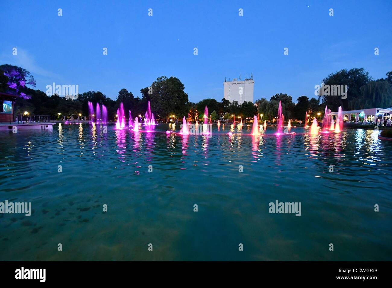 La Bulgaria, Plovdiv, fontane illuminate nel lago di Tsar Simeons Garden, la città diventa capitale europea della cultura 2019 Foto Stock