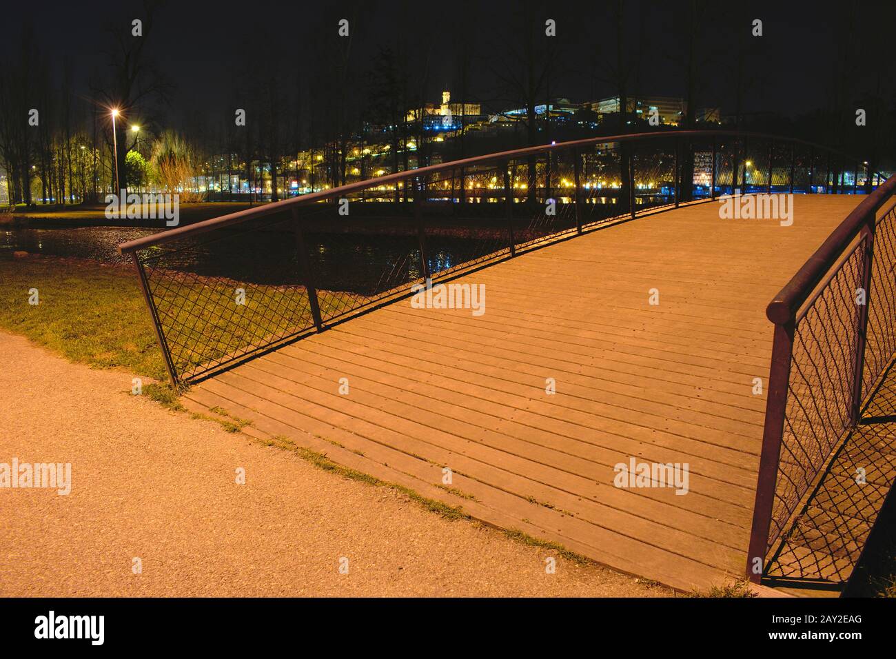 Vista notturna di Coimbra con un ponte a terra Foto Stock