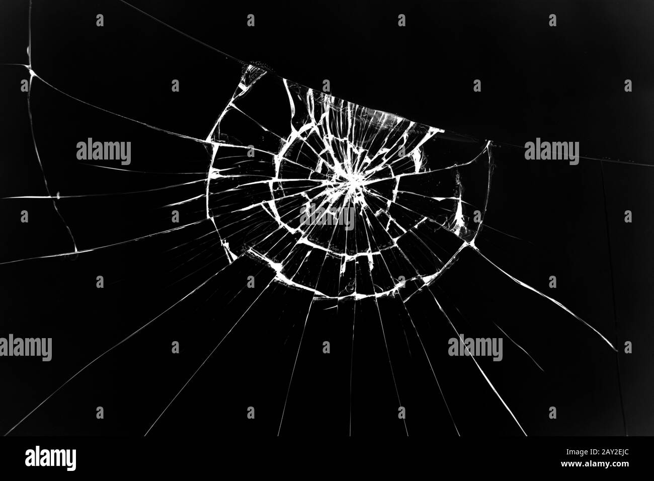 La struttura di vetro rotto con crepe. Incrinature sullo schermo dello smartphone dovute all'impatto. Concetto di design. Foto Stock