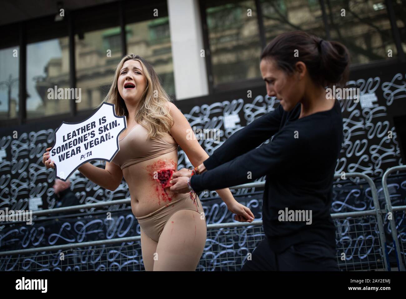 Attivisti della fase PETA una dimostrazione al di fuori della settimana della moda di Londra Autunno/Inverno 2020 al BFC Show Space Show, The Strand, Londra. Foto Stock