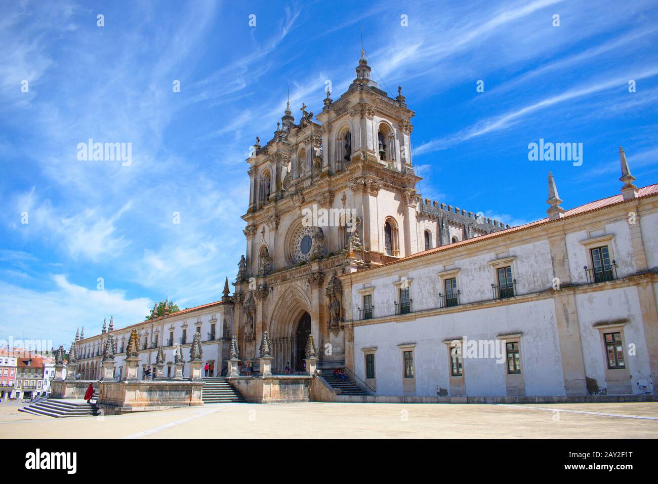 Vista sulla cattedrale di Alcobaça con visite da parte di persone Foto Stock