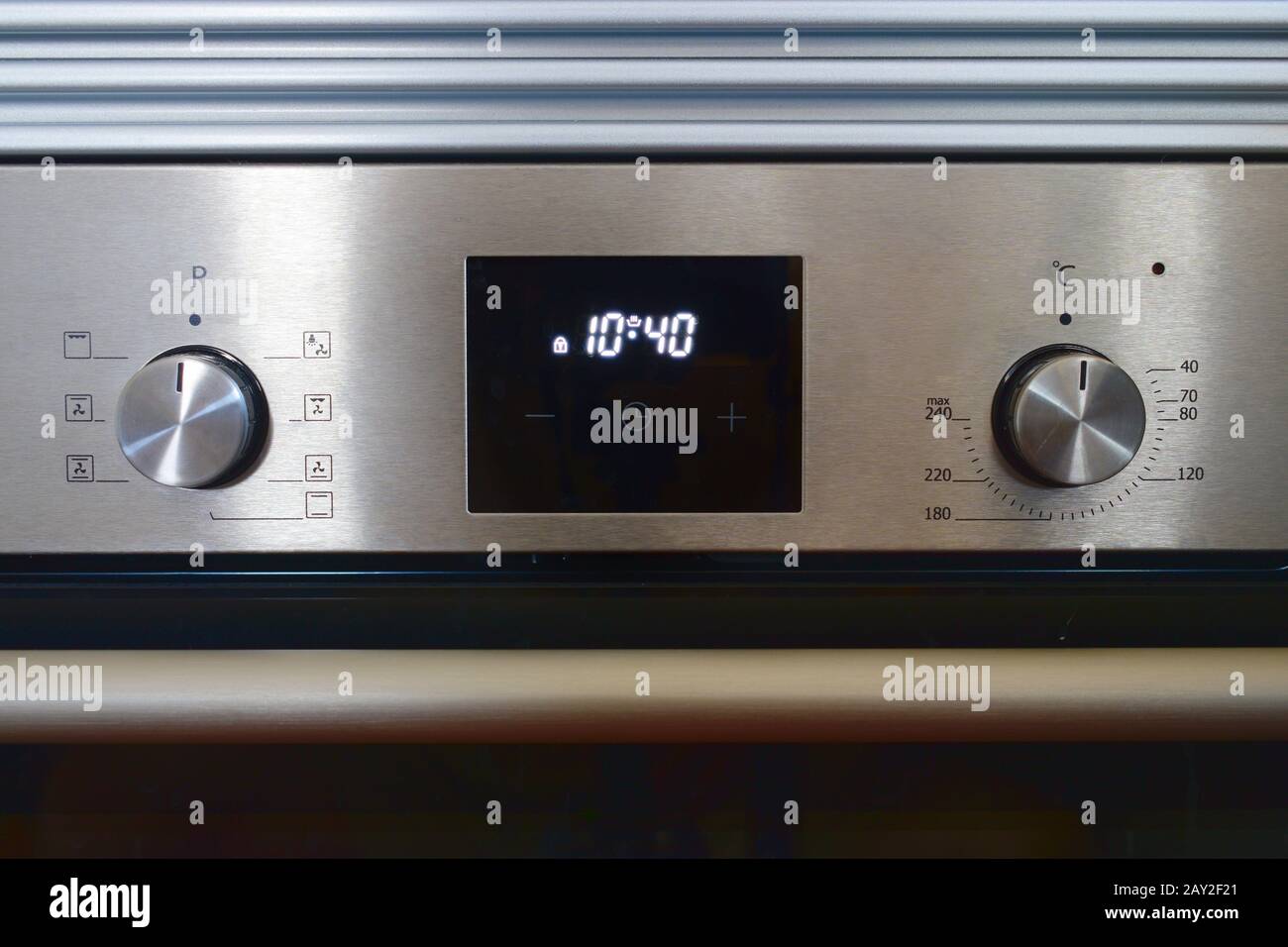 Vista frontale di un moderno forno elettrico Foto stock - Alamy