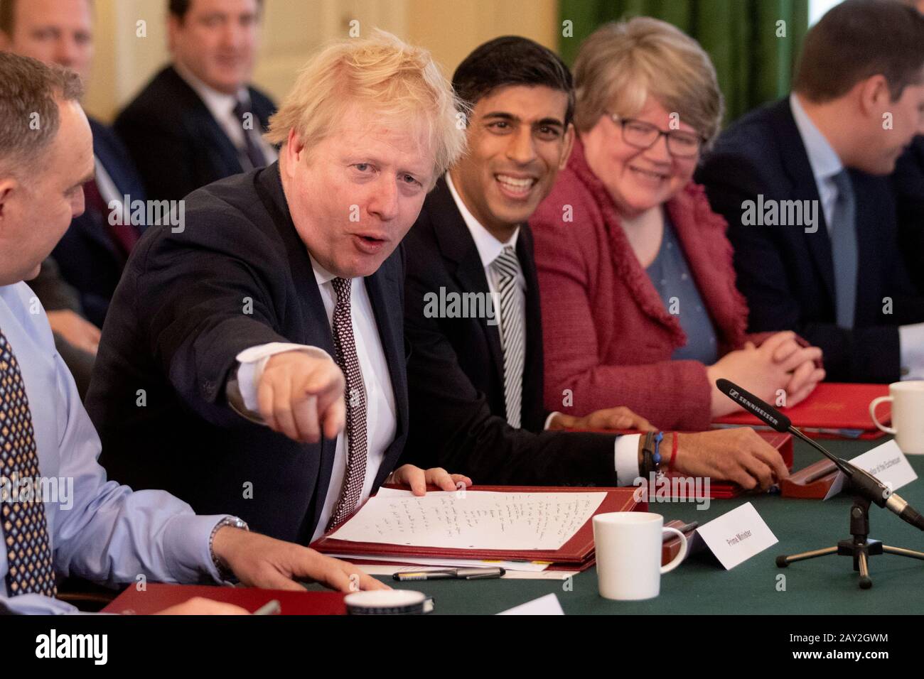 Il primo Ministro Boris Johnson affianca il nuovo Cancelliere dello scacchiere Rishi Sunak (seconda a destra) e il Segretario Al Lavoro e alle pensioni Therese Coffey (destra) durante il primo incontro del Gabinetto al 10 Downing Street, Londra, dal rimpasto. Foto Stock