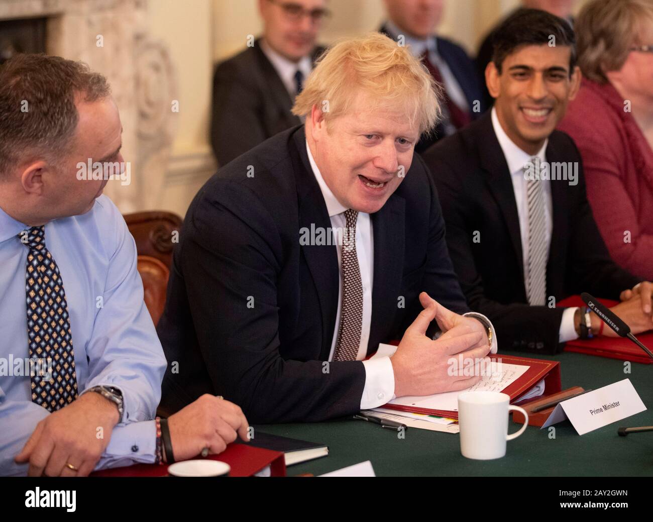 Il primo Ministro Boris Johnson affiancherà il nuovo Cancelliere dello scacchiere Rishi Sunak (a destra) e il Segretario del Gabinetto Mark Sedwill (a sinistra) durante il primo incontro del Gabinetto a 10 Downing Street, Londra, dal rimpasto. Foto Stock