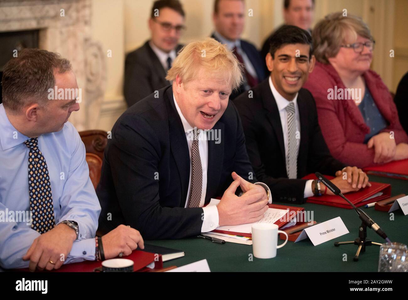 Il primo Ministro Boris Johnson affianca il nuovo Cancelliere dello scacchiere Rishi Sunak (seconda a destra), il Segretario del Gabinetto Mark Sedwill (a sinistra) e il Segretario Del Lavoro e delle pensioni Therese Coffey (a destra) durante il primo incontro del Gabinetto a 10 Downing Street, Londra, dal rimpasto. Foto Stock