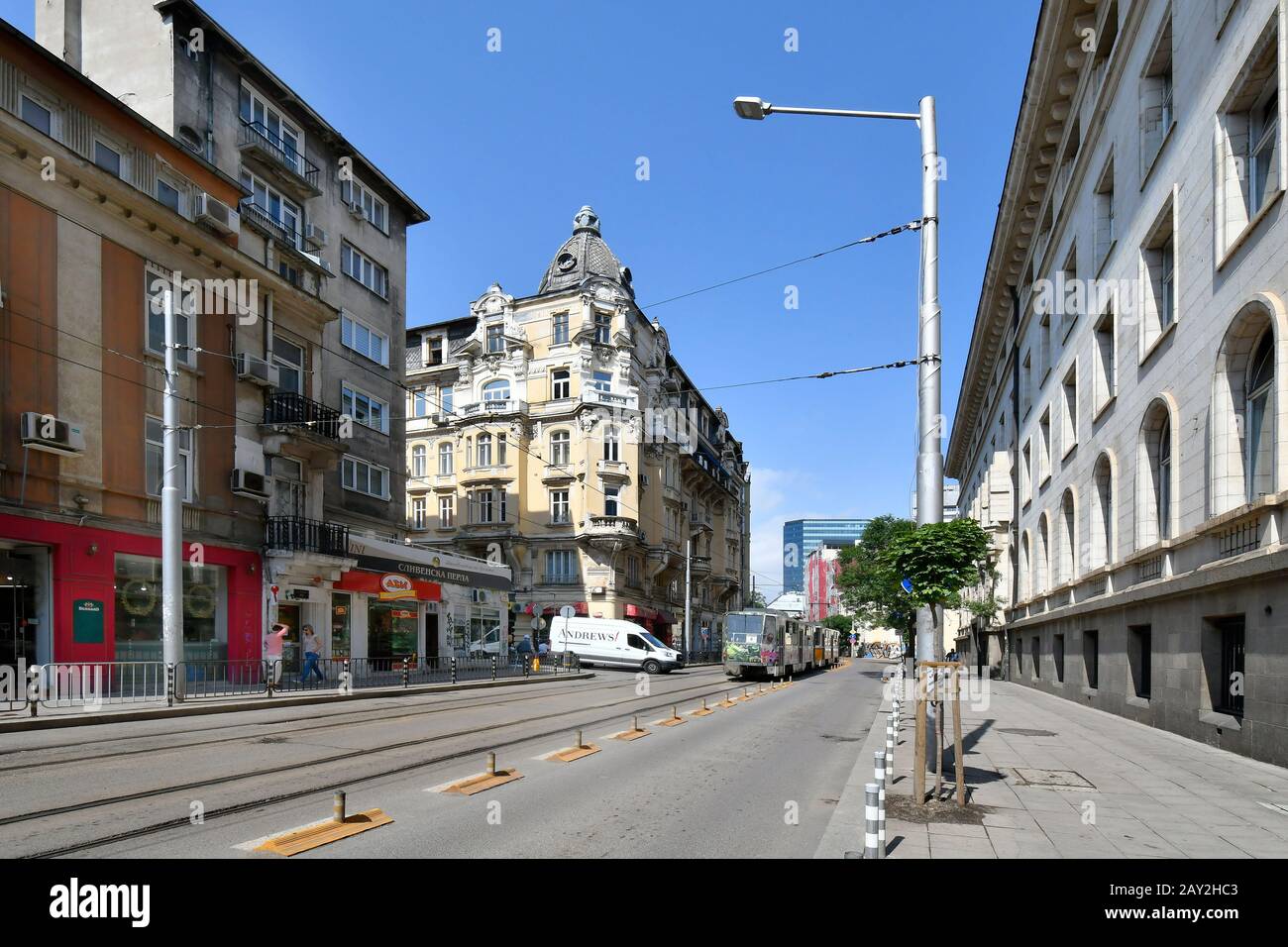 Sofia, Bulgaria - 16 giugno 2018: Persone non identificate e tram pubblico sulla strada nella capitale della Bulgaria Foto Stock