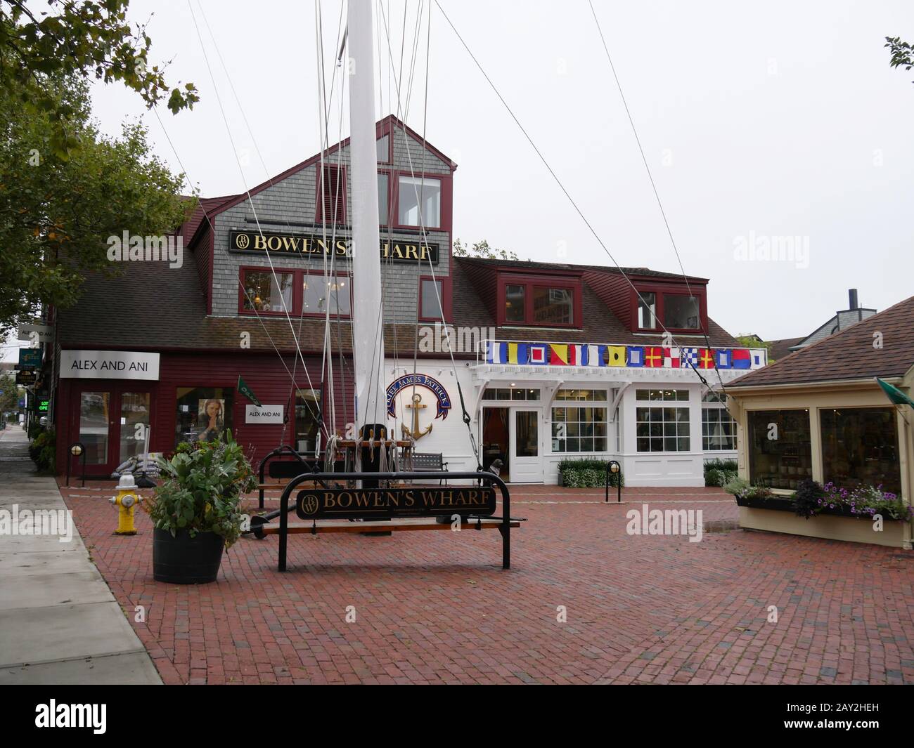 Newport, Rhode Island - Settembre 2017: Facciata pavimentata in mattoni del Bowen's Wharf, nell'area fronte mare di Newport. Foto Stock