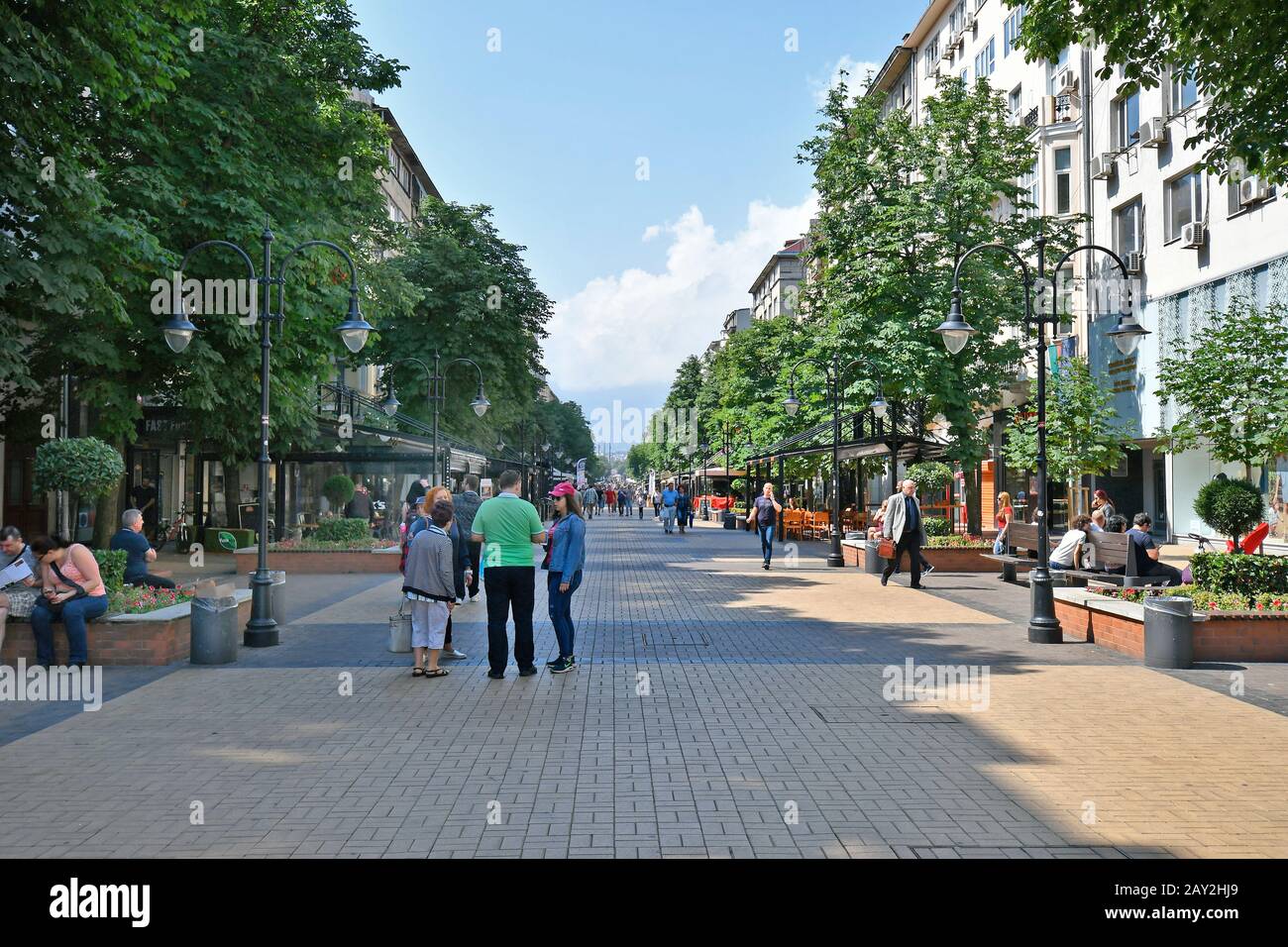 Sofia, Bulgaria - 16 giugno 2018: Persone non identificate su Vitosha Boulevard, la principale strada commerciale nel centro di Sofia Foto Stock