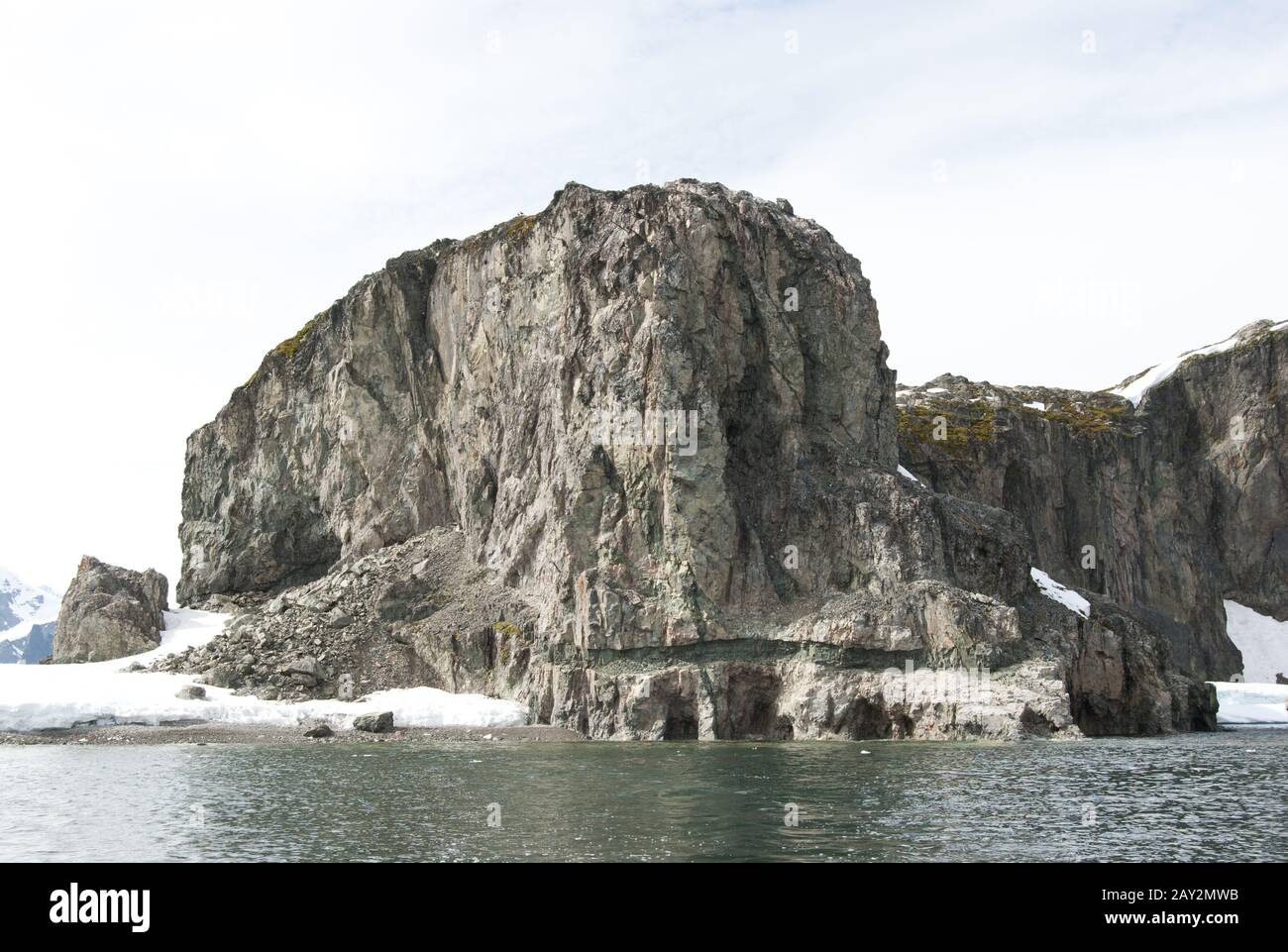Roccia costa ea delle isole Antartiche in estate. Foto Stock